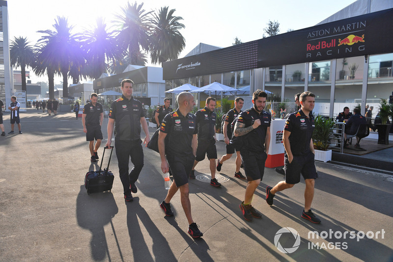 Les mécaniciens Red Bull dans le paddock