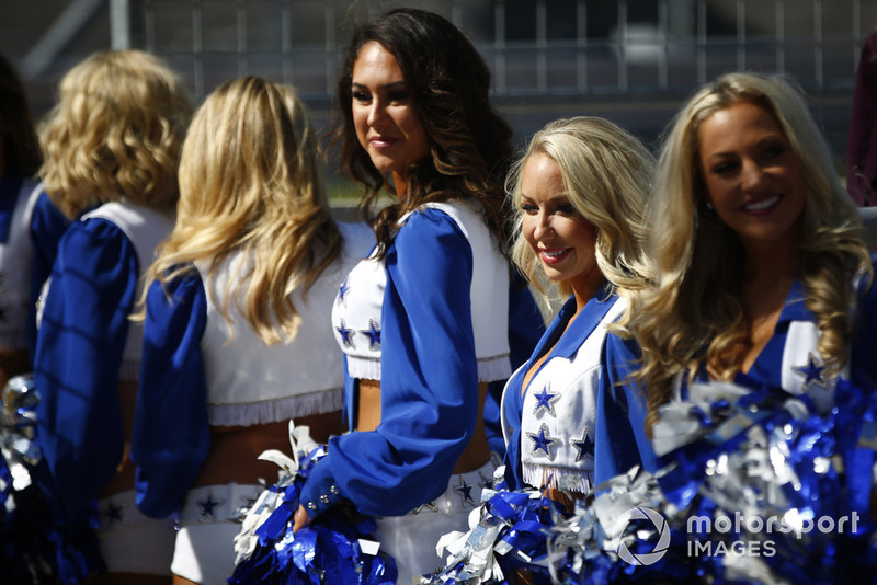 Las Dallas Cowboys Cheerleaders en la parrilla