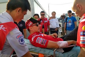 Jorge Lorenzo, Ducati Team, viene portato in ospedale dopo l'incidente