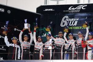 Podium LMP1 : les vainqueurs Mike Conway, Kamui Kobayashi, Jose Maria Lopez, Toyota Gazoo Racing avec Shigeki Tomoyama, président de Gazoo Racing, et les deuxièmes, Sebastien Buemi, Kazuki Nakajima, Fernando Alonso, Toyota Gazoo Racing