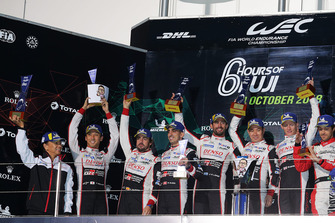 Podium LMP1 : les vainqueurs Mike Conway, Kamui Kobayashi, Jose Maria Lopez, Toyota Gazoo Racing avec Shigeki Tomoyama, président de Gazoo Racing, et les deuxièmes, Sebastien Buemi, Kazuki Nakajima, Fernando Alonso, Toyota Gazoo Racing