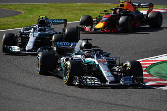 Lewis Hamilton, Mercedes-AMG F1 W09 leads Valtteri Bottas, Mercedes-AMG F1 W09