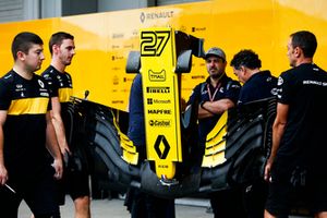 Les mécaniciens Renault avec un aileron avant de la monoplace de Nico Hulkenberg, Renault Sport F1 Team R.S. 18