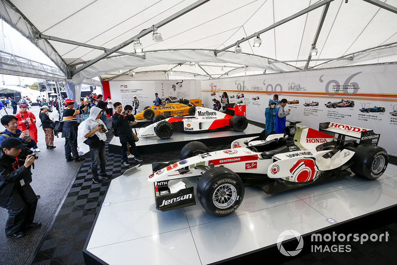 Болельщики и автомобили BAR, McLaren и Lotus F1