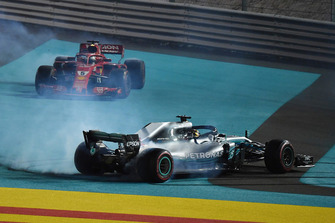 Il vincitore della gara Lewis Hamilton, Mercedes AMG F1 W09, il secondo classificato Sebastian Vettel, Ferrari