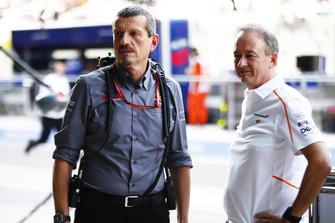 Guenther Steiner, Team Principal, Haas F1, and Jonathan Neale, Managing Director, McLaren