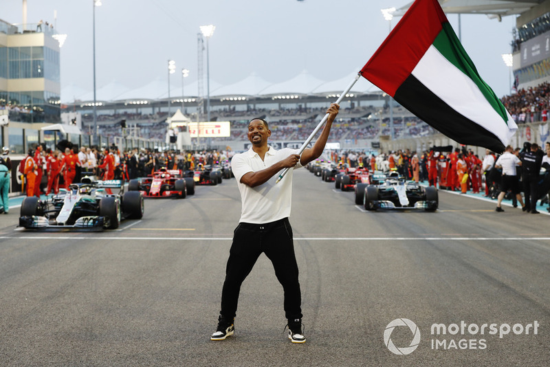 El actor Will Smith ondea la bandera de los EAU antes del comienzo