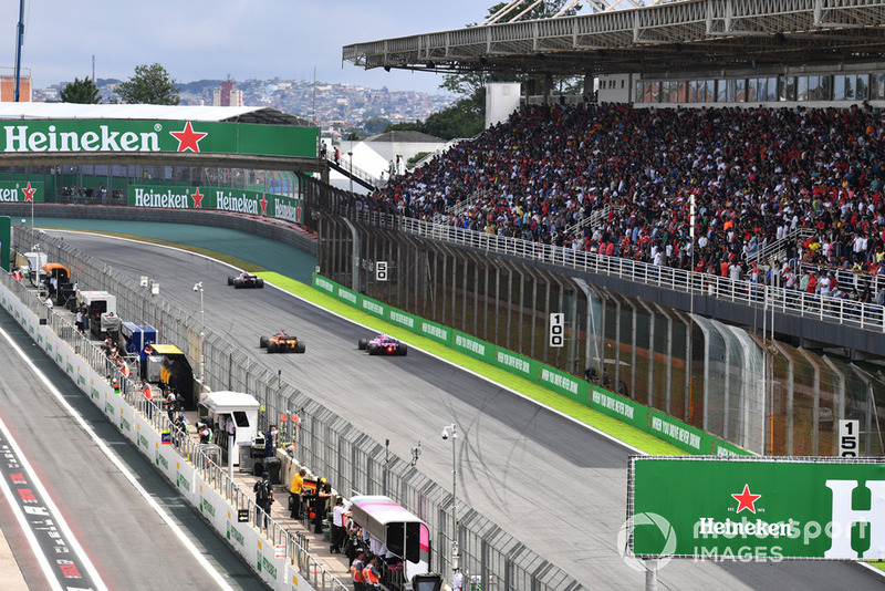 Esteban Ocon, Racing Point Force India VJM11, Fernando Alonso, McLaren MCL33 and Marcus Ericsson, Sauber C37 battle