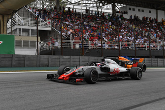 Romain Grosjean, Haas F1 Team VF-18 and Fernando Alonso, McLaren MCL33 battle