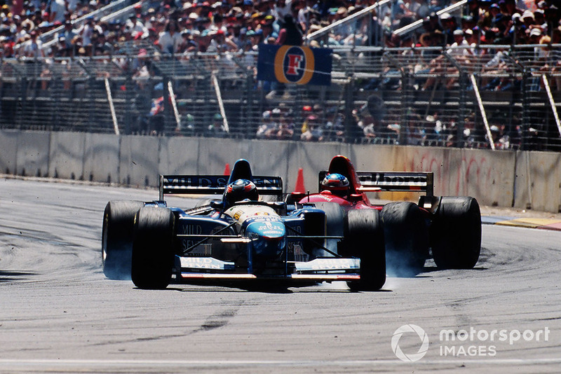 Michael Schumache, Benetton B195 Renault, Jean Alesi, Ferrari 412T2, después de la chocar