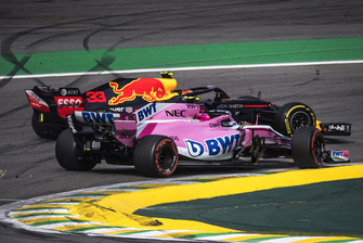 Le leader Max Verstappen, Red Bull Racing RB14 percute Esteban Ocon, Racing Point Force India VJM11