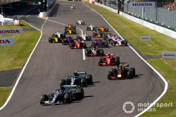 Arrancada Lewis Hamilton, Mercedes AMG F1 W09,  Valtteri Bottas, Mercedes AMG F1 W09 y Max Verstappen, Red Bull Racing RB14