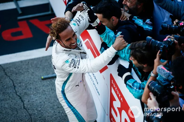 Ganador de la carrera Lewis Hamilton, Mercedes AMG F1, celebra con el equipo 