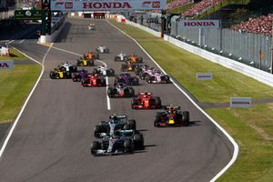 Lewis Hamilton, Mercedes AMG F1 W09, leads Valtteri Bottas, Mercedes AMG F1 W09, Max Verstappen, Red Bull Racing RB14, Kimi Raikkonen, Ferrari SF71H, Romain Grosjean, Haas F1 Team VF-18, at the start