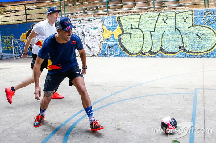 Max Verstappen y Daniel Ricciardo, Red Bull Racing juegan Futsal en Brasil
