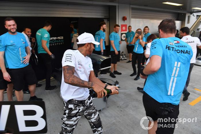 El ganador de la carrera Lewis Hamilton, Mercedes AMG F1 celebra con el champán y el equipo.