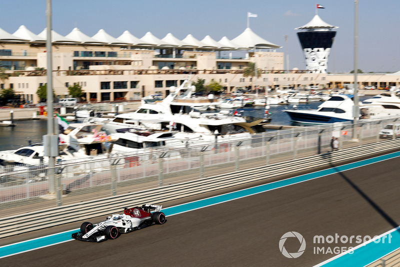 Kimi Raikkonen, Sauber C37   Zak Mauger 