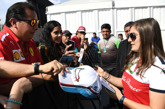 Tatiana Calderon, Sauber Test Driver signs autographs for the fans