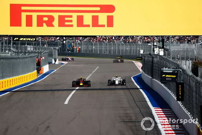 Max Verstappen, Red Bull Racing RB14, lidera a Charles Leclerc, Sauber C37