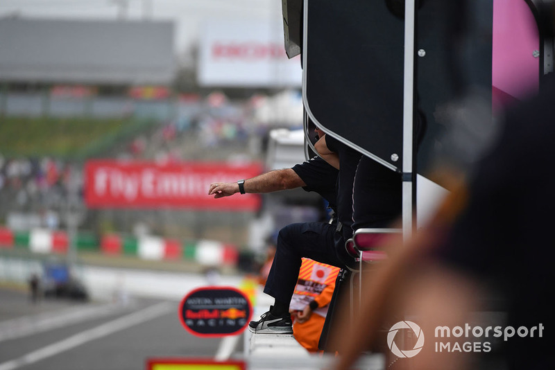Signal from Red Bull Racing pit wall gantry