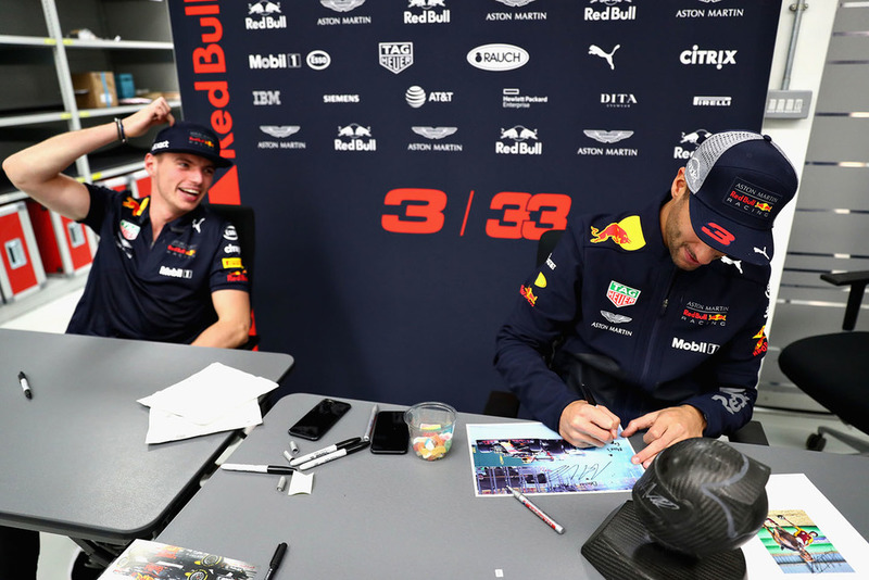 Max Verstappen, Red Bull Racing e Daniel Ricciardo, Red Bull Racing, firmano autografi