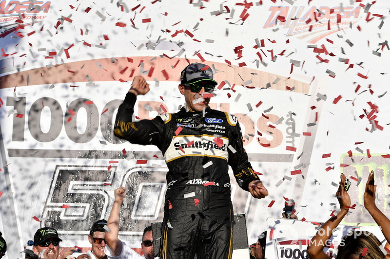 Race winner Aric Almirola, Stewart-Haas Racing, Ford Fusion Smithfield Bacon for Life