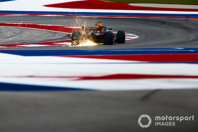 Las chispas vuelan desde la parte trasera de Daniel Ricciardo, Red Bull Racing RB14