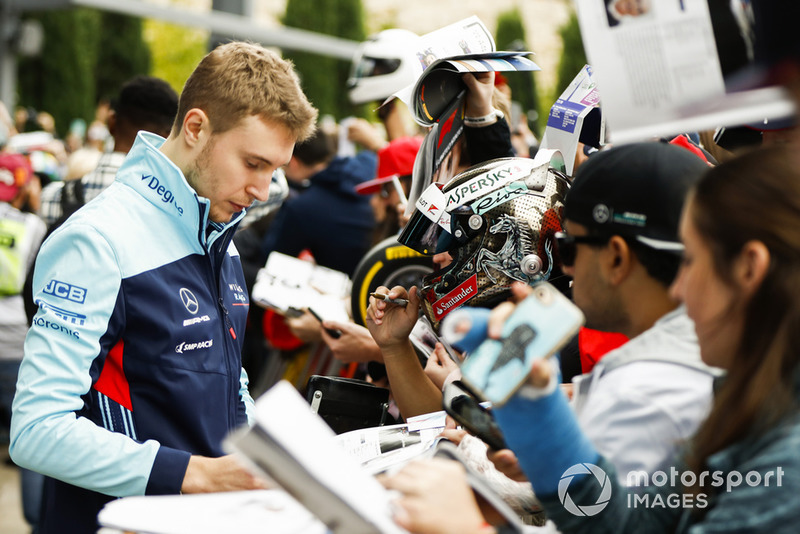 Sergey Sirotkin, Williams Racing, signs autographs for fans