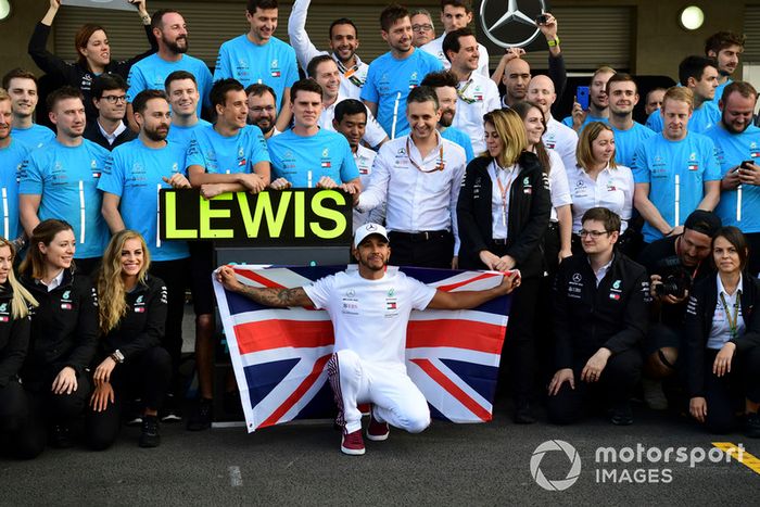 Lewis Hamilton, Mercedes AMG F1 celebra con el equipo