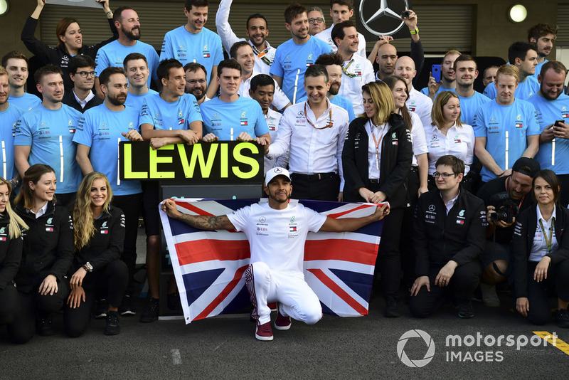 Lewis Hamilton, Mercedes AMG F1 celebra con el equipo