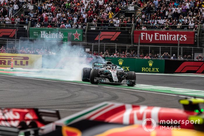 Lewis Hamilton, Mercedes-AMG F1 W09 EQ Power + celebra con donuts