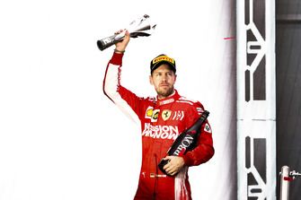 Sebastian Vettel, Ferrari, deuxième, avec le champagne et son trophée sur le podium
