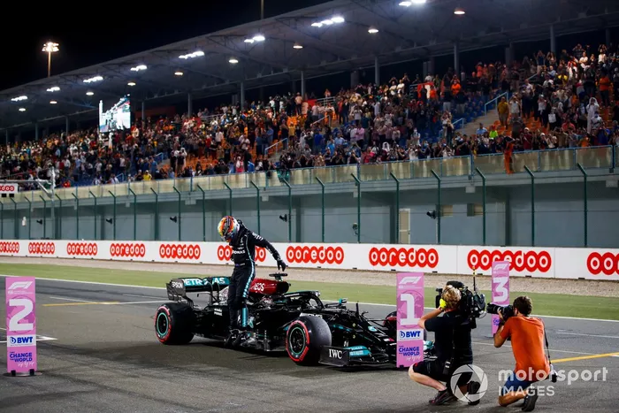 Ganador de la pole position Lewis Hamilton, Mercedes, celebra