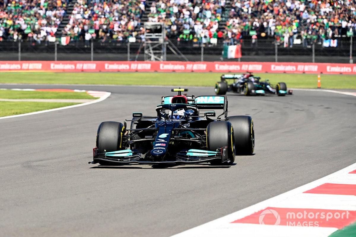 Valtteri Bottas, Mercedes W12, Lewis Hamilton, Mercedes W12, en la vuelta de formación