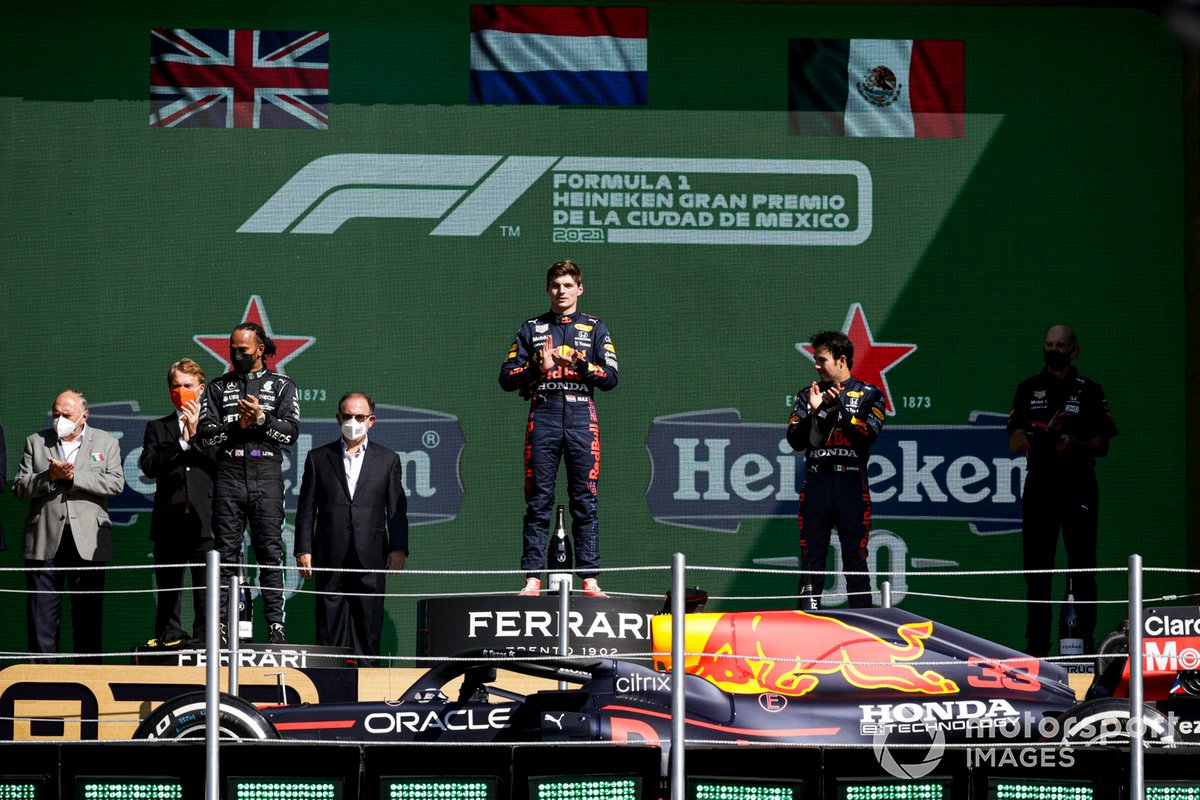 Podio: segundo lugar Lewis Hamilton, Mercedes, ganador Max Verstappen, Red Bull Racing, tercer lugar Sergio Pérez, Red Bull Racing