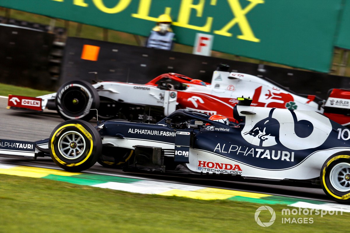 Pierre Gasly, AlphaTauri AT02, pasa a Kimi Raikkonen, Alfa Romeo Racing C41