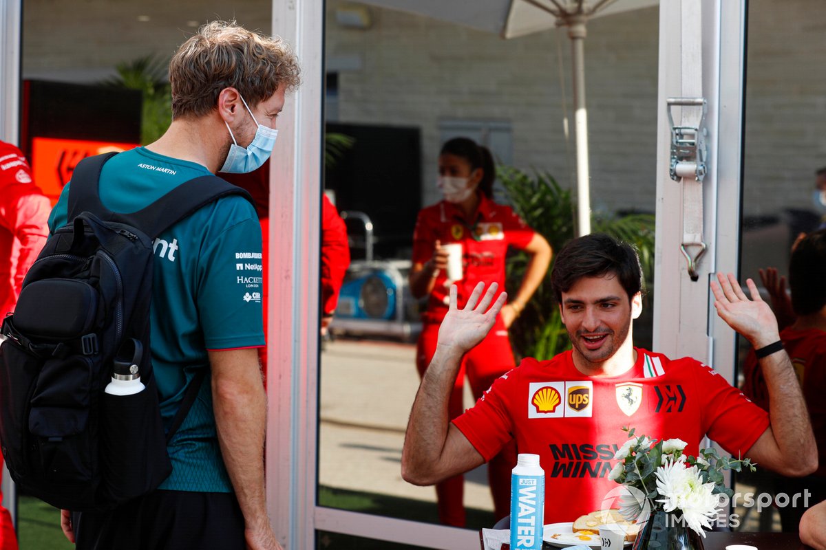 Sebastian Vettel, Aston Martin saluda a Carlos Sainz Jr, Ferrari