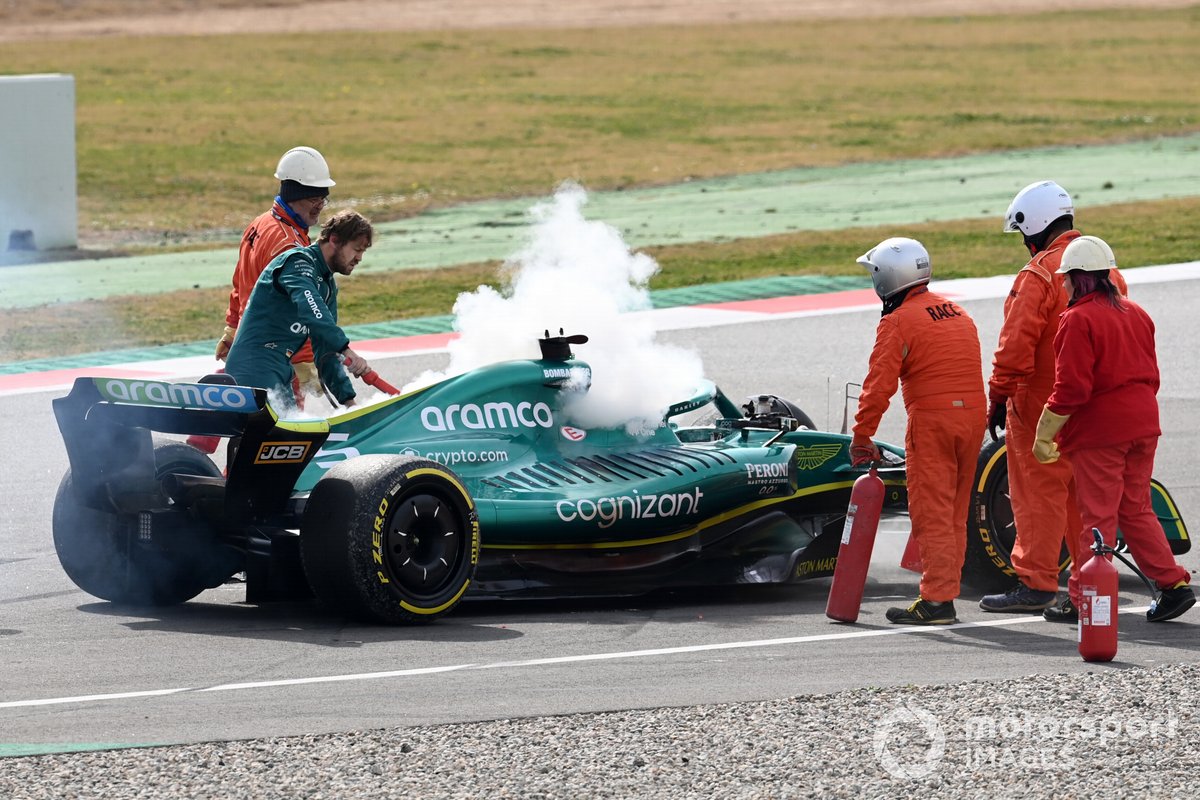 Les commissaires assistent Sebastian Vettel, Aston Martin AMR22, après un problème technique