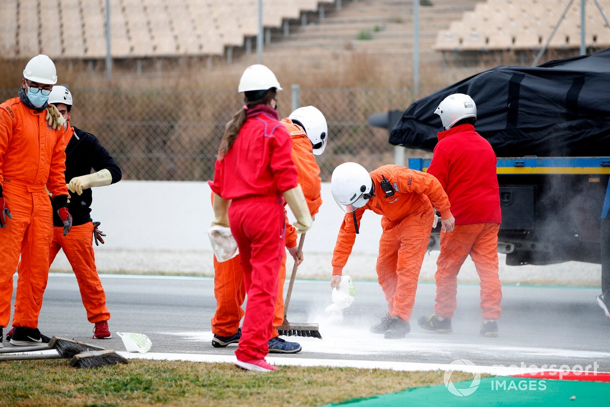 Les commissaires nettoient la piste après l'incident technique de Fernando Alonso, Alpine F1 Team