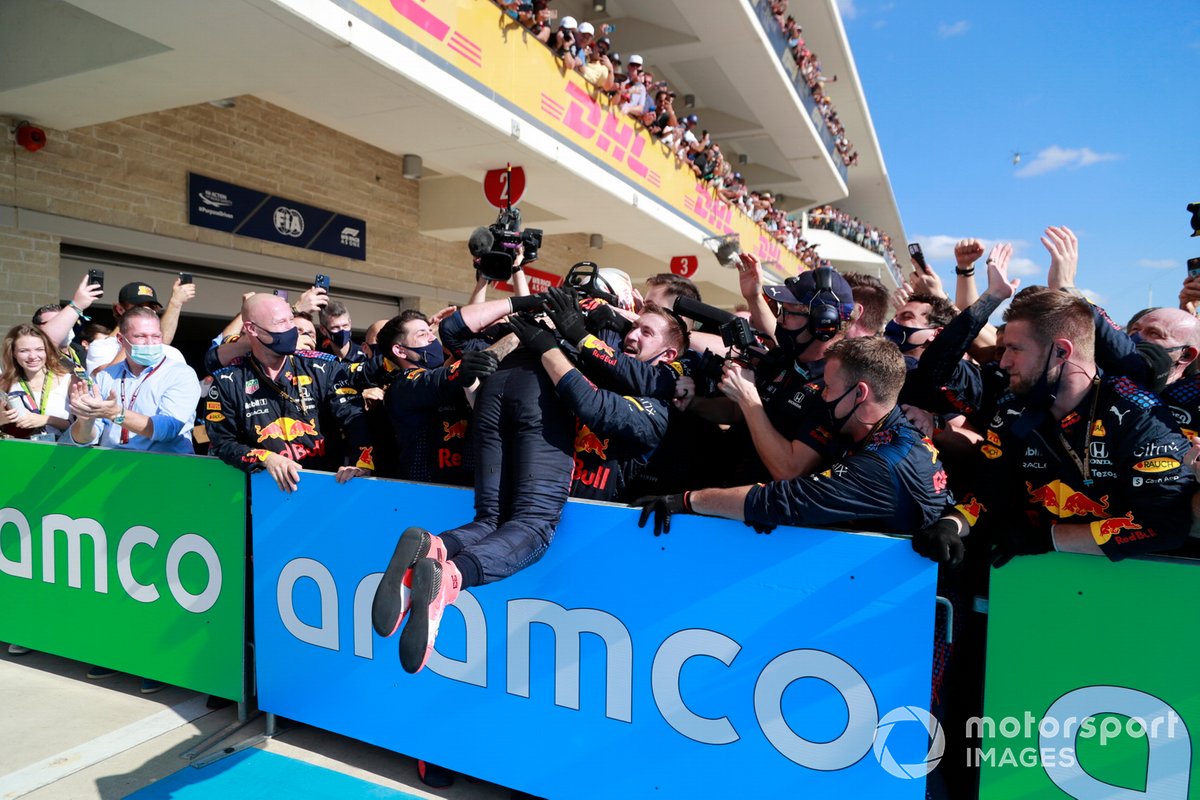 Max Verstappen, Red Bull Racing, 1ª posición, celebra con su equipo en el Parc Ferme