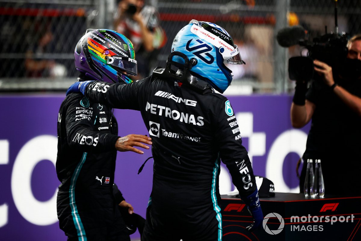 Valtteri Bottas, Mercedes, si congratula con Lewis Hamilton, Mercedes, in Parc Ferme dopo le qualifiche