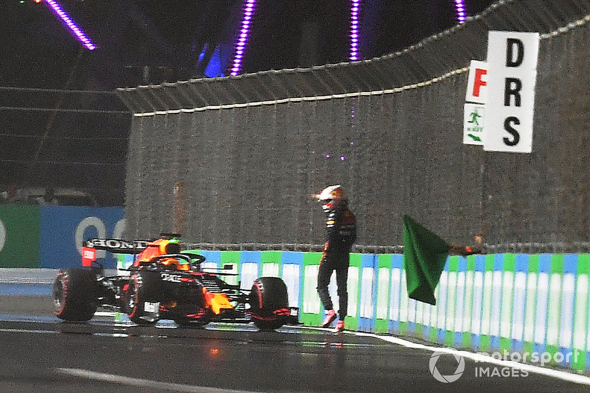 Max Verstappen, Red Bull Racing RB16B, se baja de su coche tras chocar en la última vuelta de la Q3