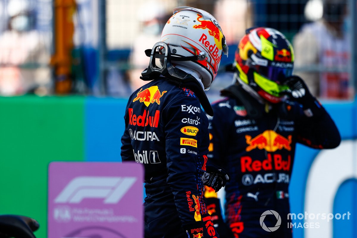 El hombre de la pole, Max Verstappen, de Red Bull Racing, y Sergio Pérez, de Red Bull Racing, en el Parc Ferme tras la clasificación