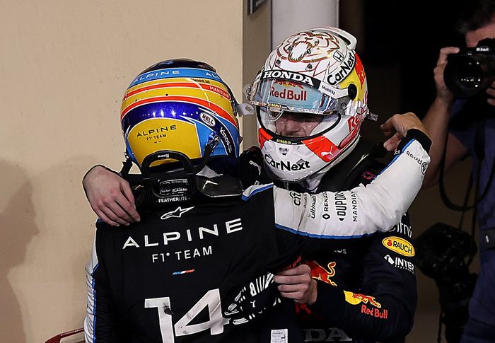 El ganador de la carrera y campeón del mundo de pilotos de F1 en 2021, Max Verstappen, de Red Bull Racing, lo celebra con Fernando Alonso, de Alpine