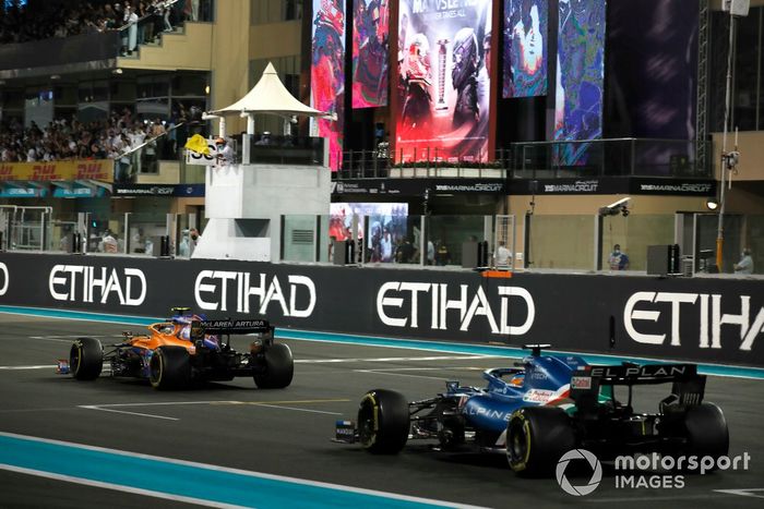 Lando Norris, McLaren MCL35M, Fernando Alonso, Alpine A521