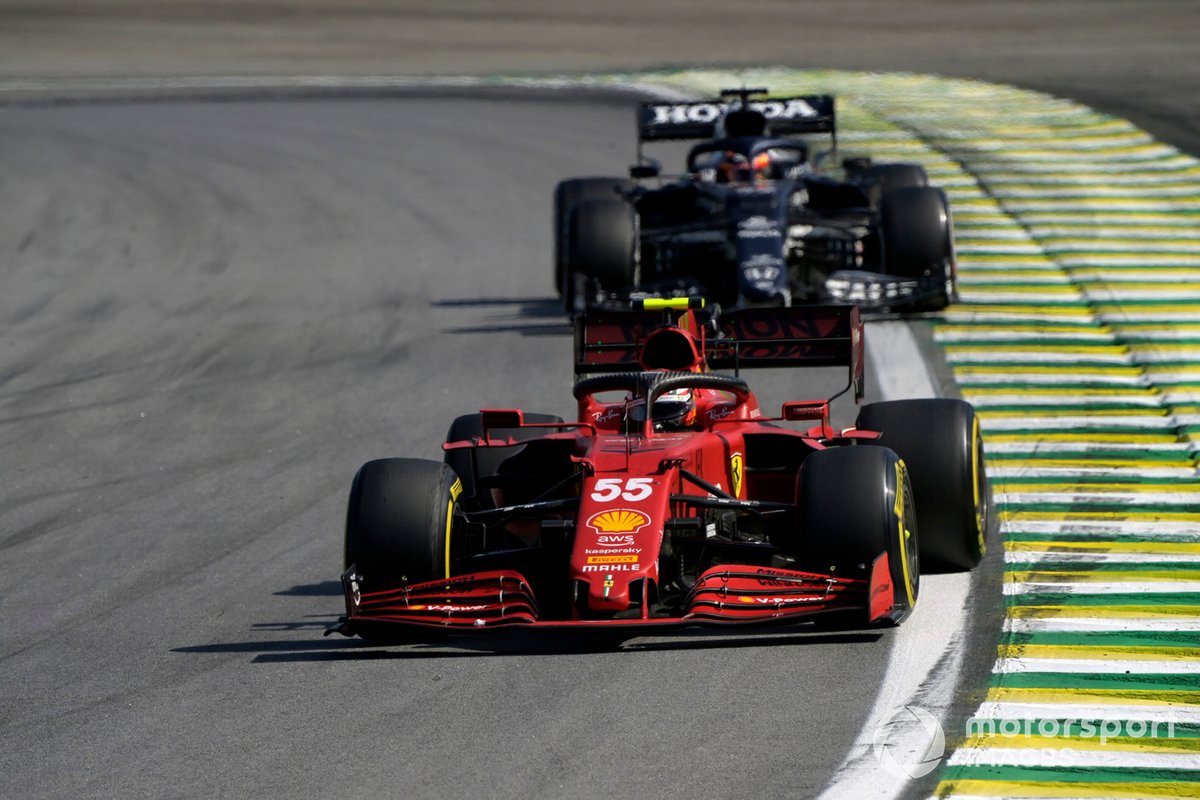 Carlos Sainz Jr, Ferrari SF21, Yuki Tsunoda, AlphaTauri AT02