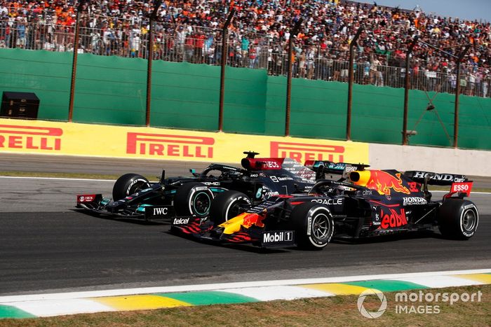 Max Verstappen, Red Bull Racing RB16B, lucha con Lewis Hamilton, Mercedes W12