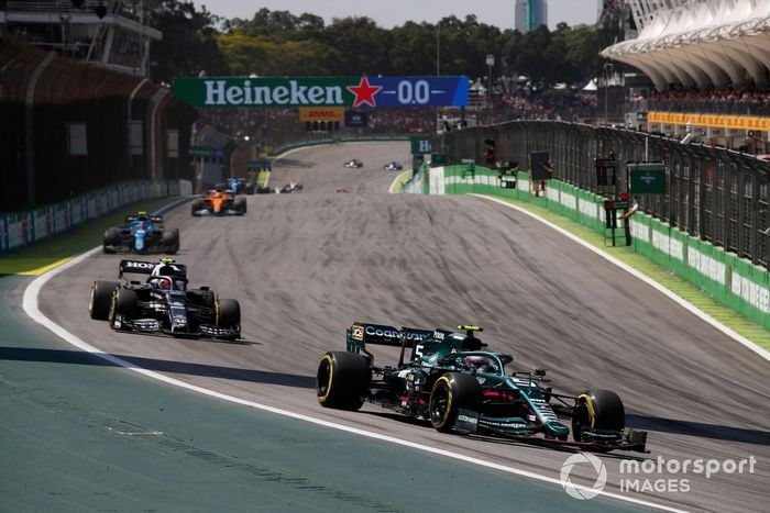 Sebastian Vettel, Aston Martin AMR21, Pierre Gasly, AlphaTauri AT02, y Esteban Ocon, Alpine A521