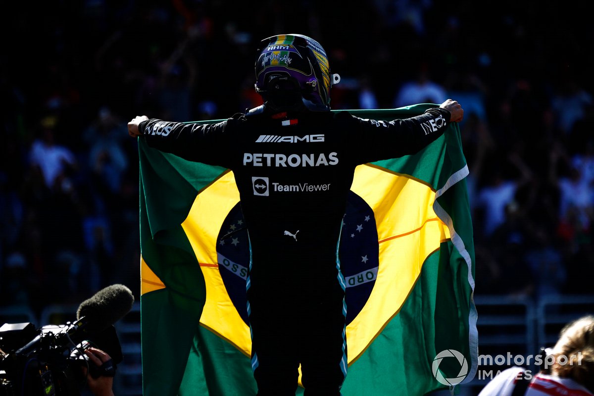 Ganador Lewis Hamilton, Mercedes, celebra en Parc Ferme