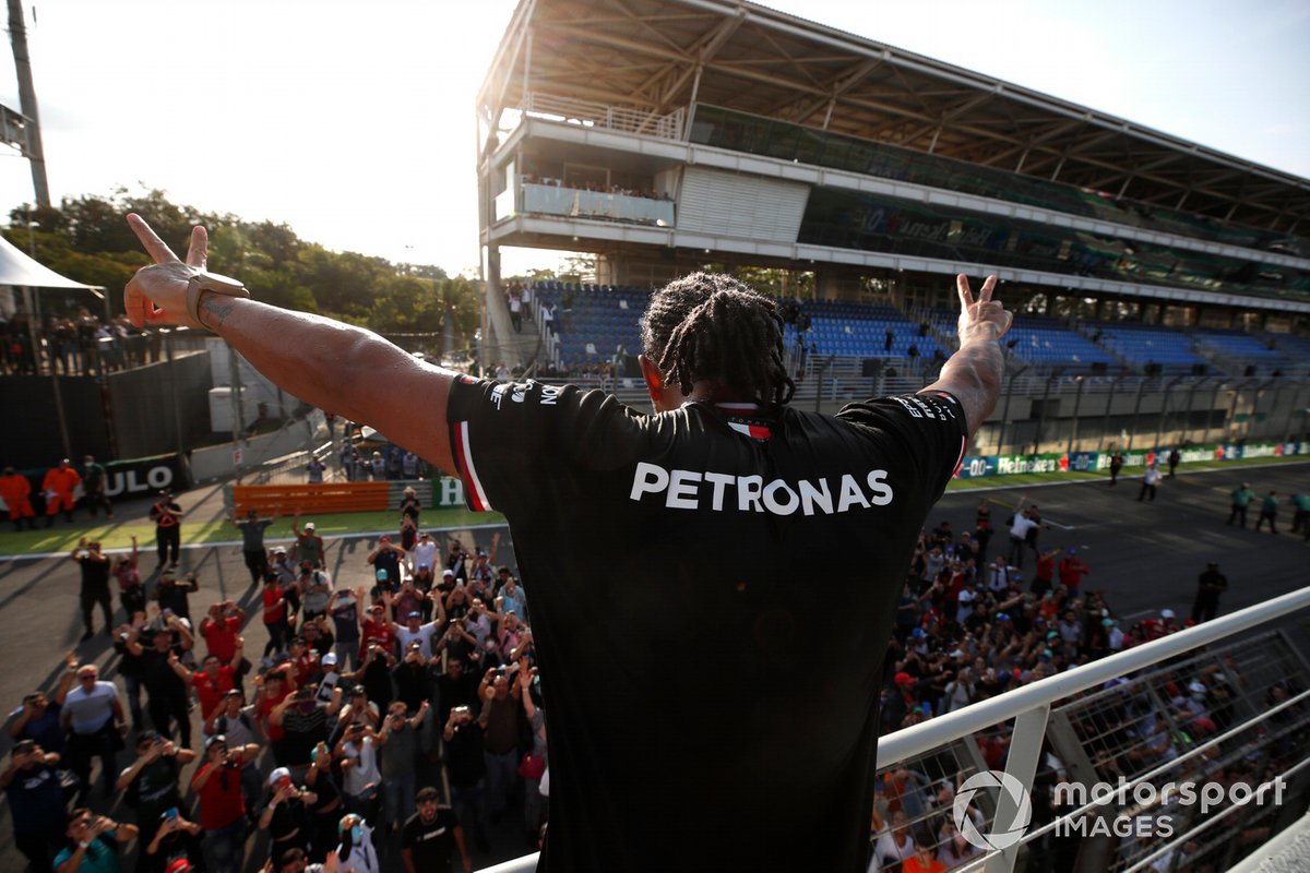 Lewis Hamilton, Mercedes, celebra con los aficionados tras la carrera